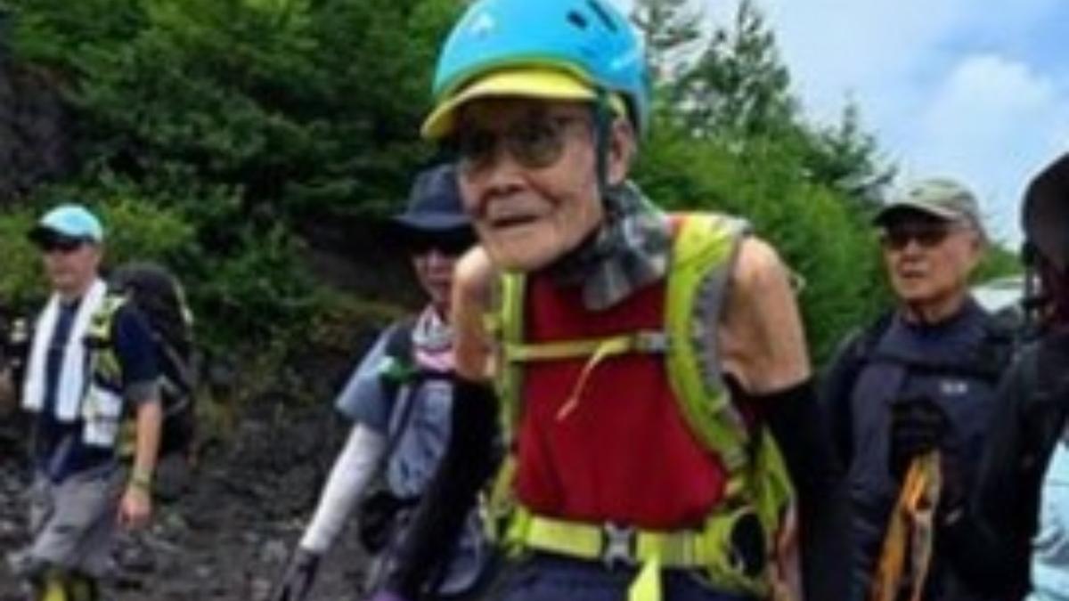un japonez de 102 ani a devenit cel mai in varsta om care a ajuns pe varful muntelui fuji