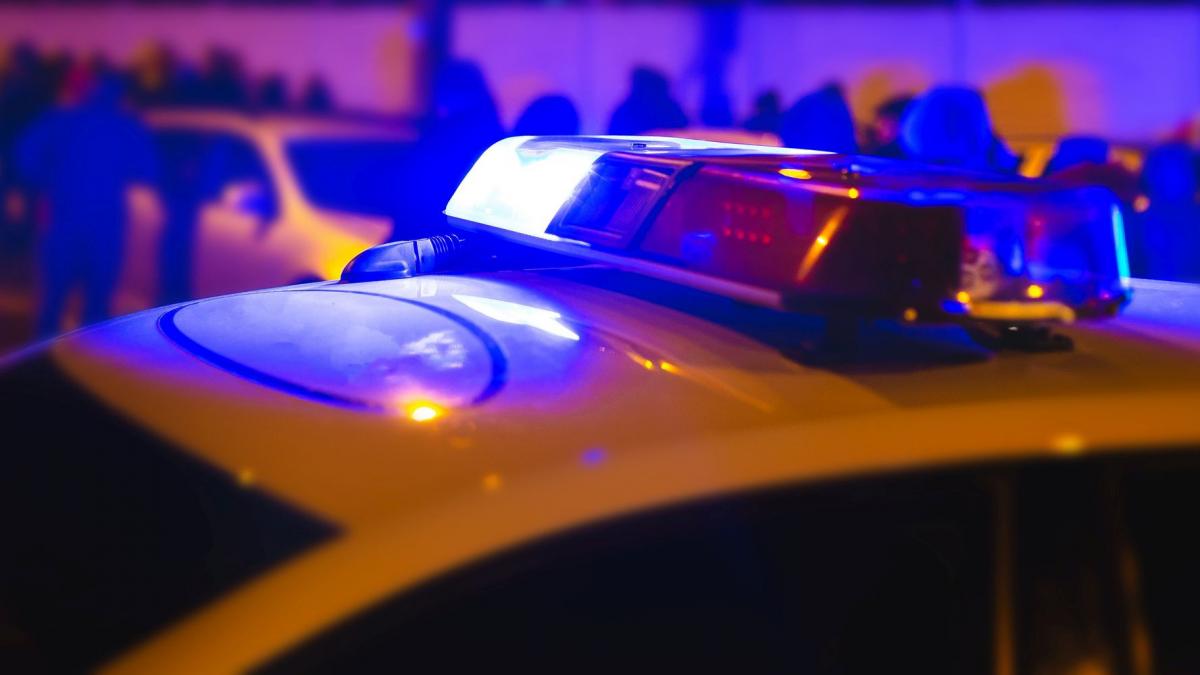 un sofer a intrat cu masina direct in sediul ipj dolj a lovit bariera si a avariat mai multe autospeciale apoi a incercat sa fuga