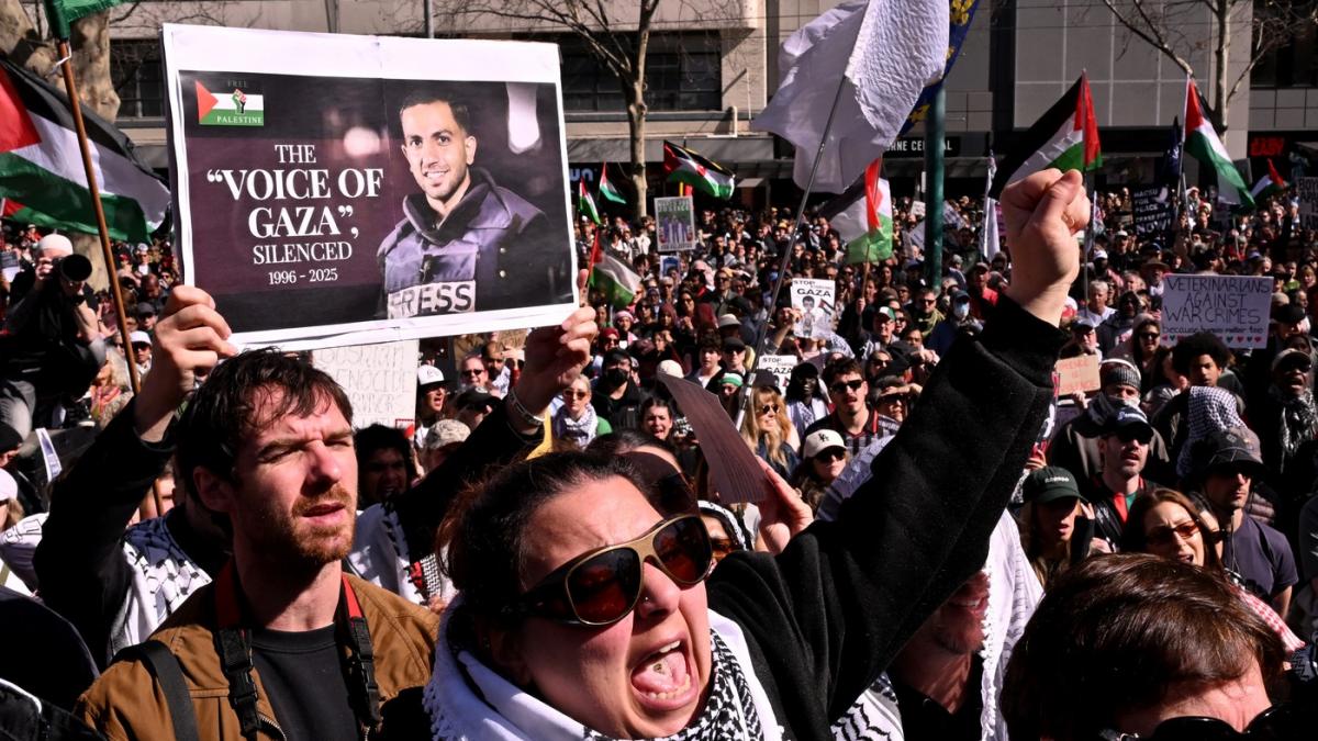 val de indignare si reactii internationale dupa ce cinci jurnalisti au fost ucisi intr un atac israelian asupra unui spital din gaza