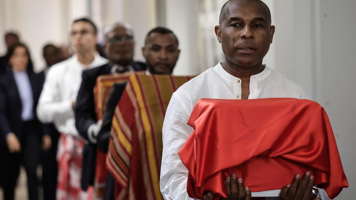 franta da inapoi madagascarului craniul unui rege decapitat de trupele coloniale in urma cu 128 de ani