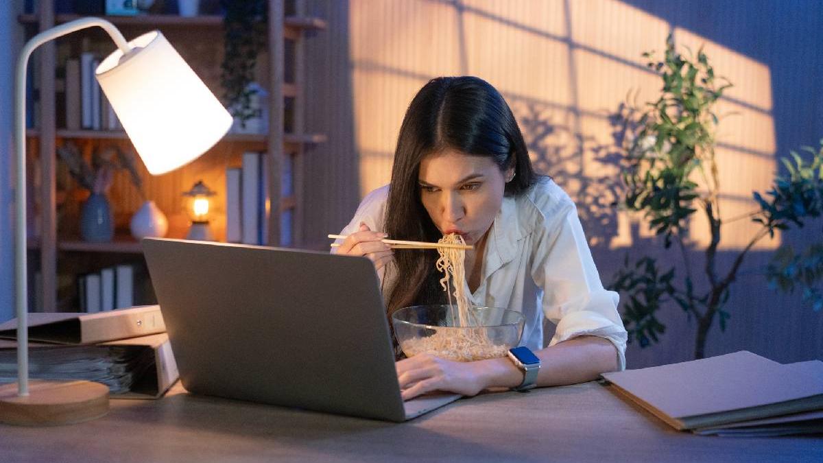 in ce tari din ue se lucreaza cel mai mult peste program cat timp petrec romanii la serviciu