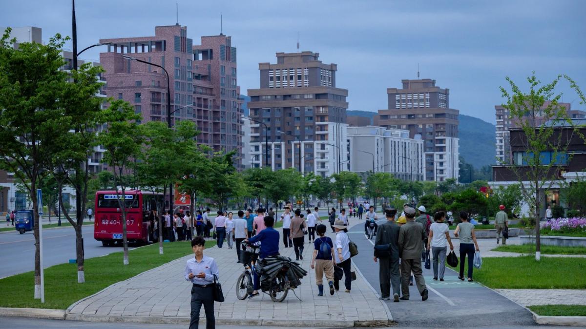 noua fatada lustruita a coreei de nord cu aplicatii mobile plati cu mobilul ugg si un starbucks fals