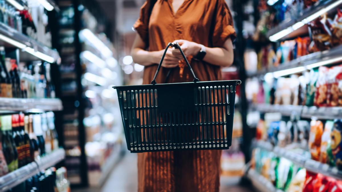 romanii cumpara tot mai mult la promotie inclusiv mancare din cauza scumpirilor la ce produse au inceput oamenii sa renunte