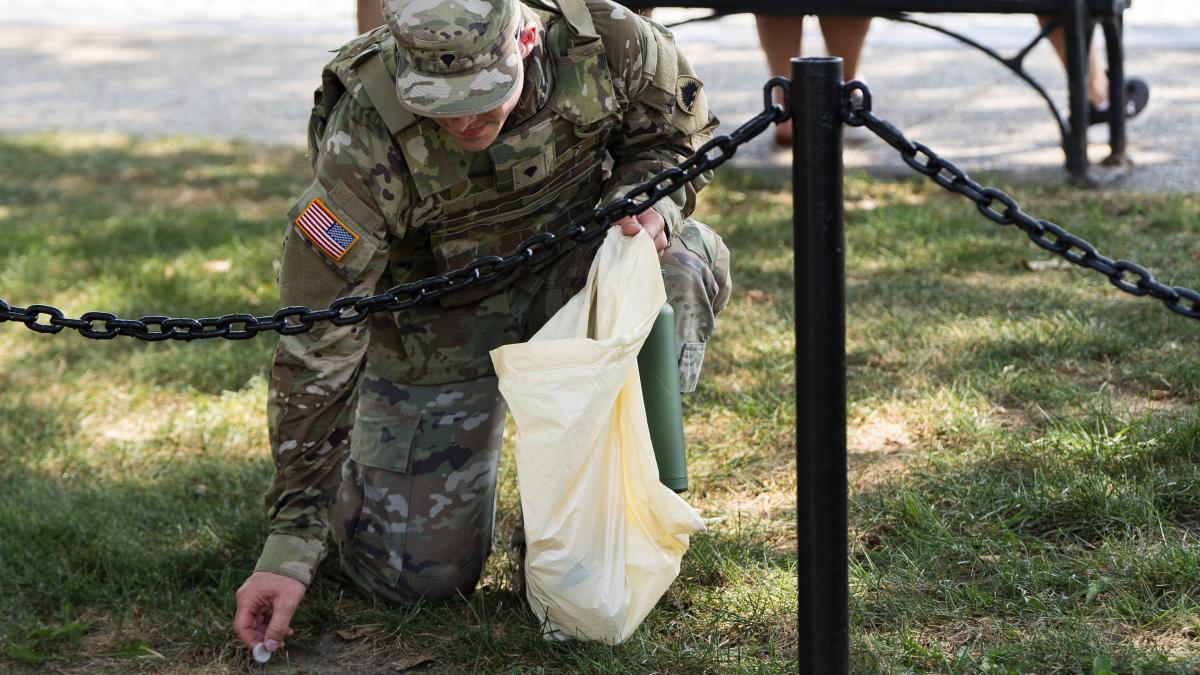 soldatii pe care trump i a trimis la washington sa se lupte cu bandele de criminali filmati in timp ce aduna gunoiul de la casa alba