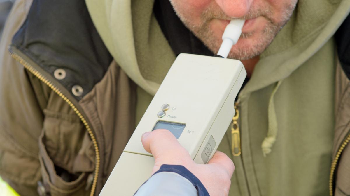 un politist este cercetat penal dupa ce a fost prins beat la volan in galati el se afla in timpul sau liber