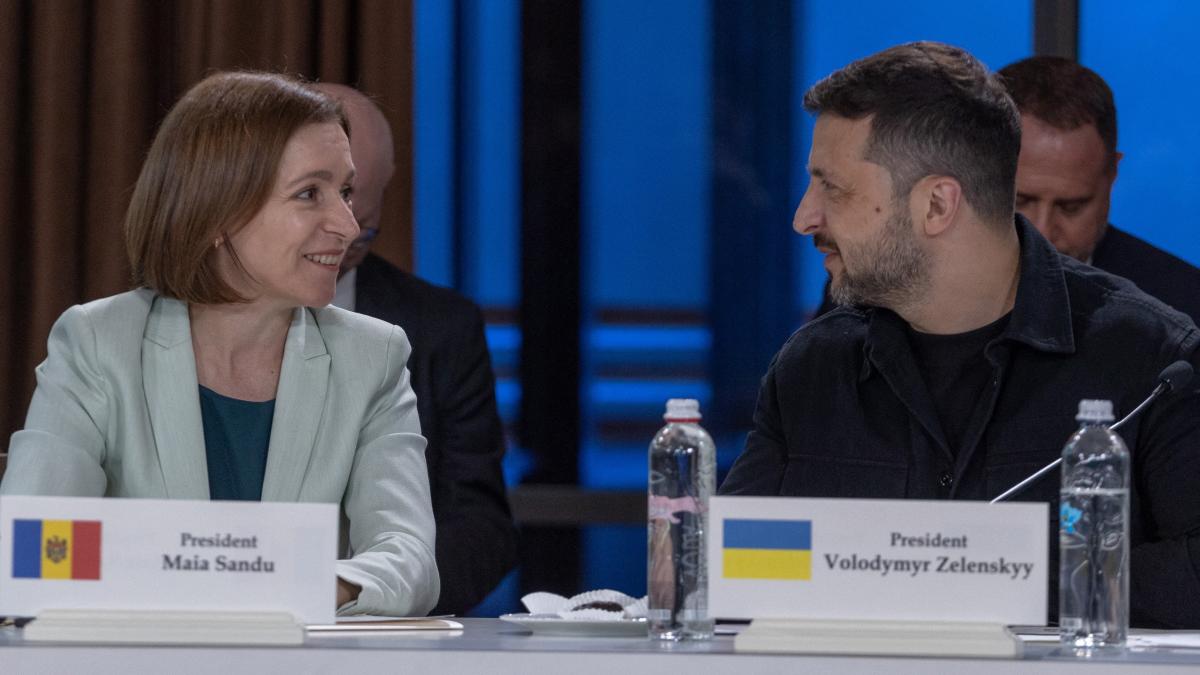 volodimir zelenski i a trimis un mesaj maiei sandu de ziua republicii moldova in romana ucraineana si engleza