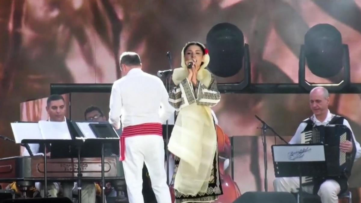 a inceput festivalul de muzica populara mamaia ansamblul brauletul a revenit pe celebra scena