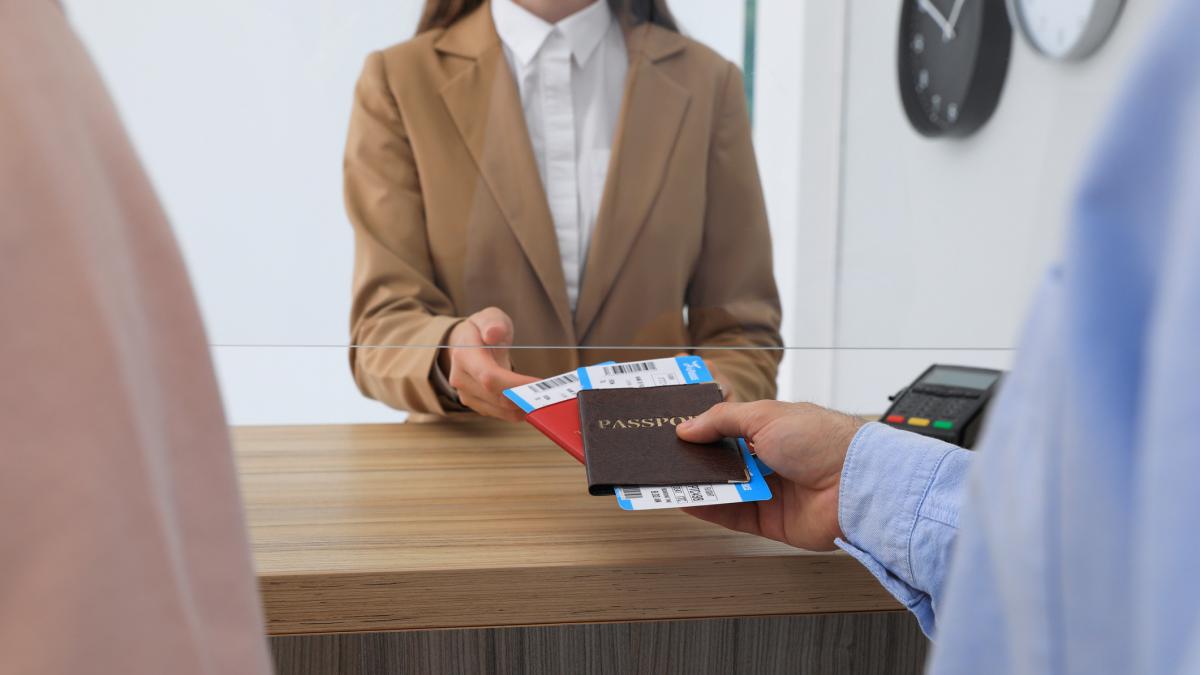 o romanca mutata de 12 ani din tara povesteste cum a primit permis de conducere in 45 de minute si pasaport in 20 direct pe aeroport