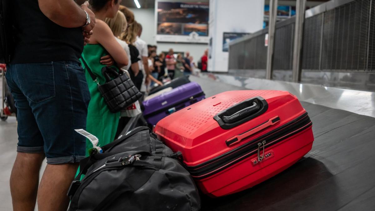 ryanair isi plateste angajatii cu bonusuri de 2 5 euro pentru fiecare bagaj de mana supradimensionat depistat la pasageri