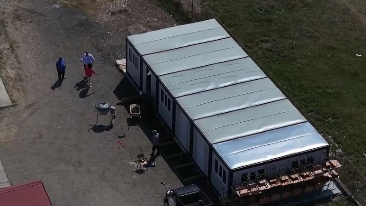 sute de copii din maramures vor invata in containere modulare intrucat scolile nu au avize isu si dsp multi parinti sunt revoltati