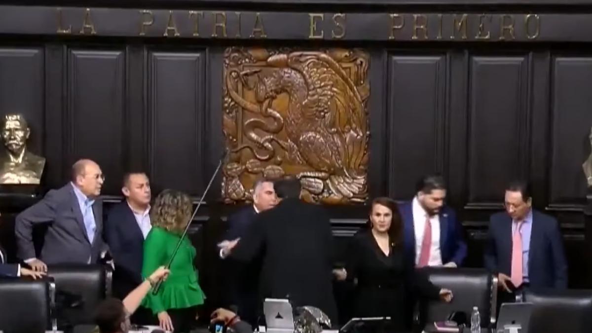 un senator mexican l a luat la bataie pe presedintele senatului dupa o discutie aprinsa