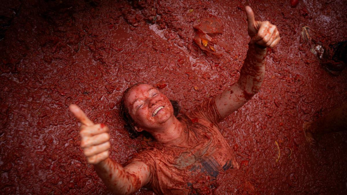 zeci de mii de oameni din intreaga lume s au batut cu rosii in spania imagini spectaculoase de la celebrul festival la tomatina 2025