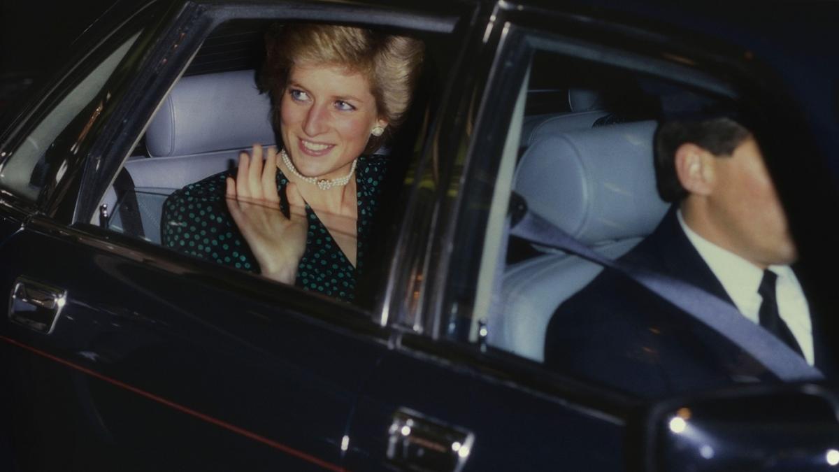 capsula timpului sigilata de printesa diana a fost deschisa dupa 34 de ani obiectele care au fost gasite inauntru