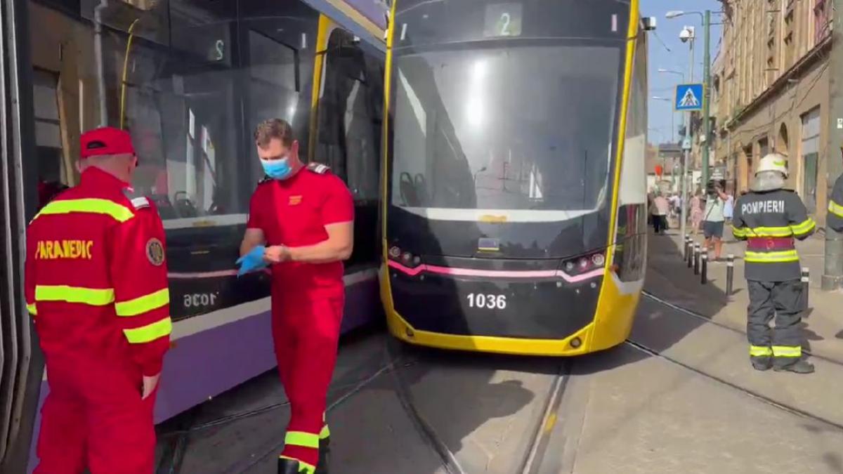 doua tramvaie s au ciocnit la timisoara cel putin trei persoane au fost ranite pompierii si ambulantele sunt la fata locului