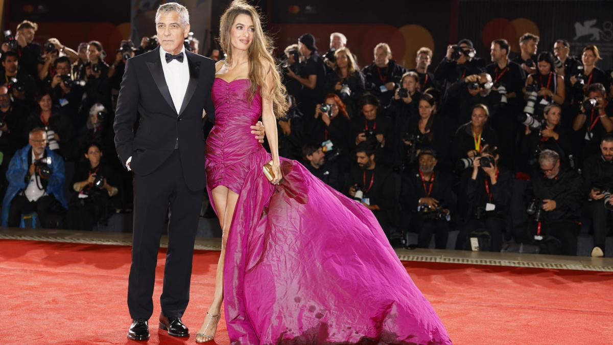 george clooney a ignorat sfatul medicilor si s a dus la festivalul de la venetia imagini pe covorul rosu alaturi de sotia lui amal
