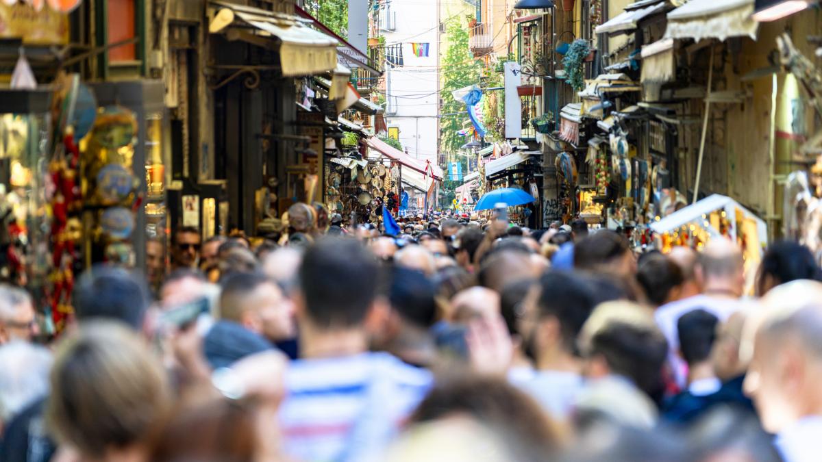 napoli e mort localnicii nu mai au loc in propriile cartiere totul e un mall in aer liber centrul a devenit o friteuza