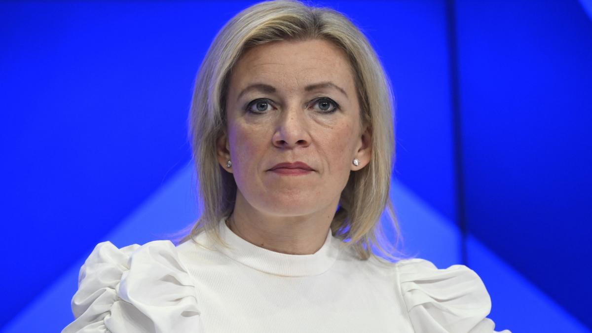 reactia kremlinului dupa ce macron a spus ca putin e un capcaun si un pradator zaharova insulte vulgare care depasesc limitele