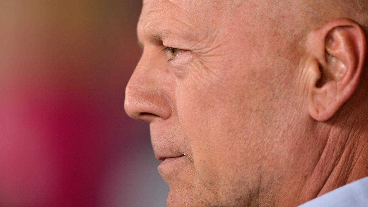sotia lui bruce willis a izbucnit in lacrimi vorbind despre starea sotului ei creierul il paraseste