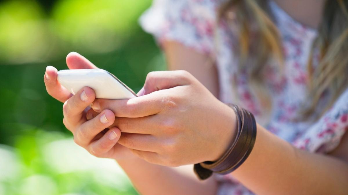 trend ingrijorator pe retelele sociale tinerii suna la 112 pentru a se distra amenda pe care a primit o o adolescenta din vrancea