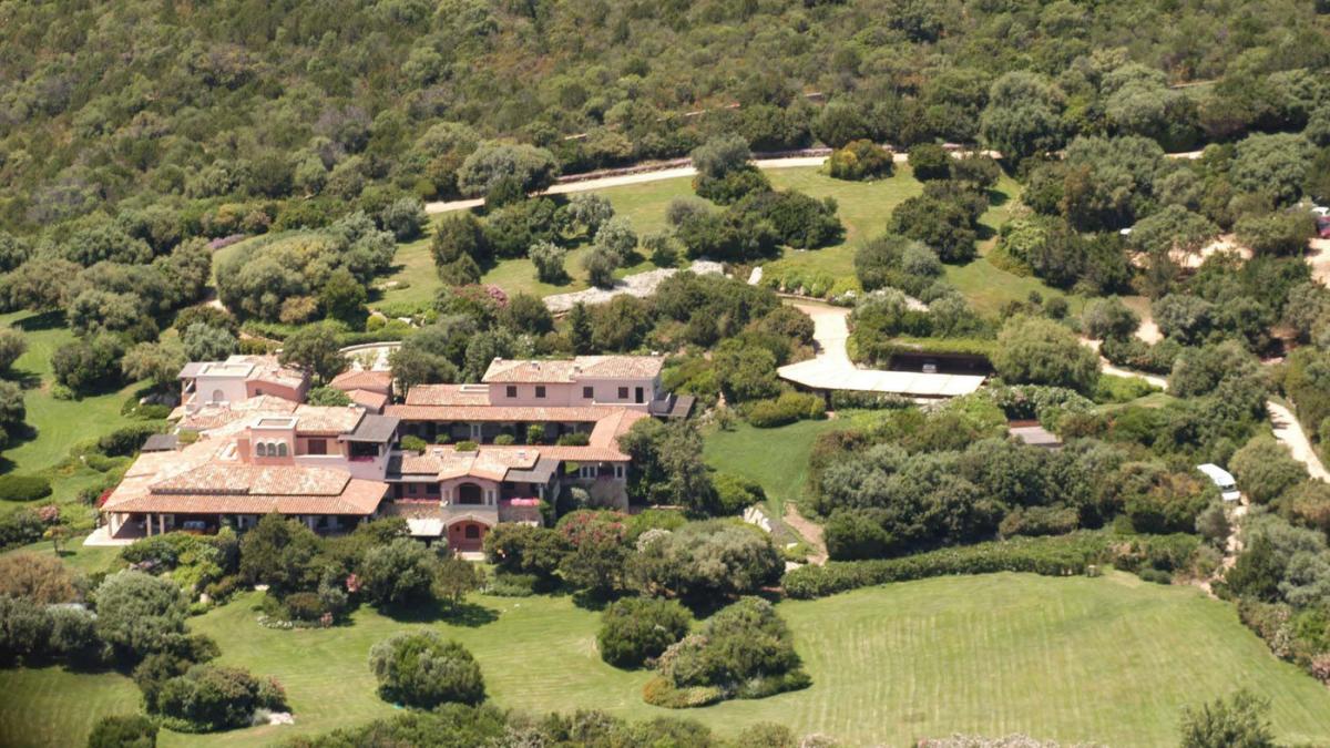 vila din sardinia in care berlusconi organiza petrecerile bunga bunga se vinde la un pret exorbitant un sultan ar fi interesat de ea