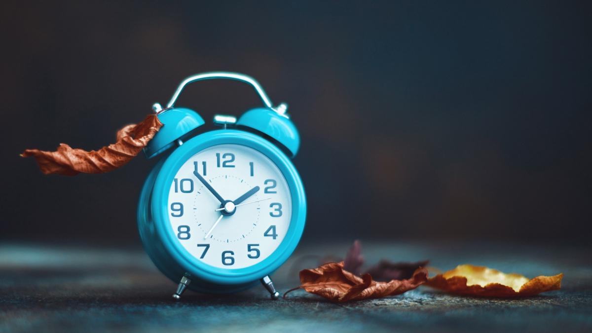 cand trecem la ora de iarna in 2025 ceasurile se vor da inapoi cu o ora