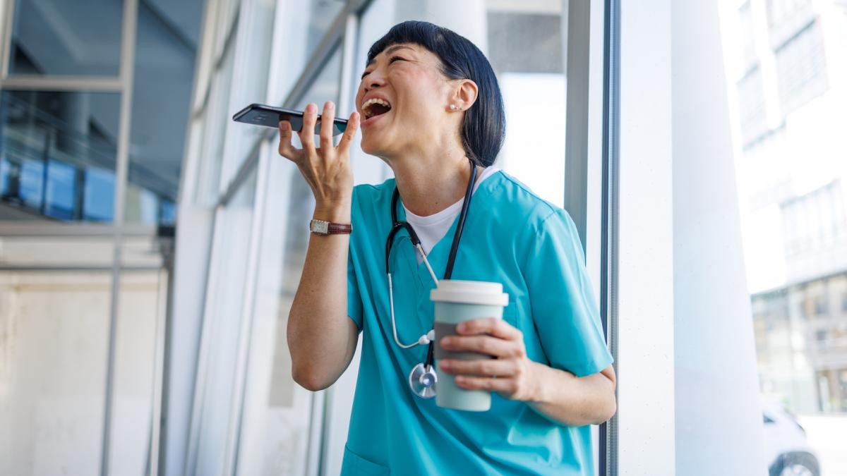 cel mai amuzant mesaj vocal lasat de un cabinet medical pana si asistenta izbucneste in ras imi pare atat de rau