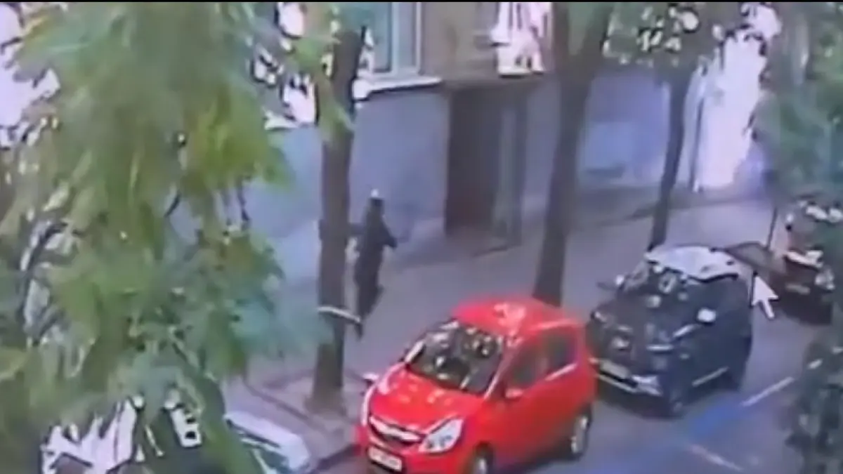 filmul asasinatului din liov criminalul deghizat in livrator a tras mai multe gloante in parubii zelenski atacul planuit minutios