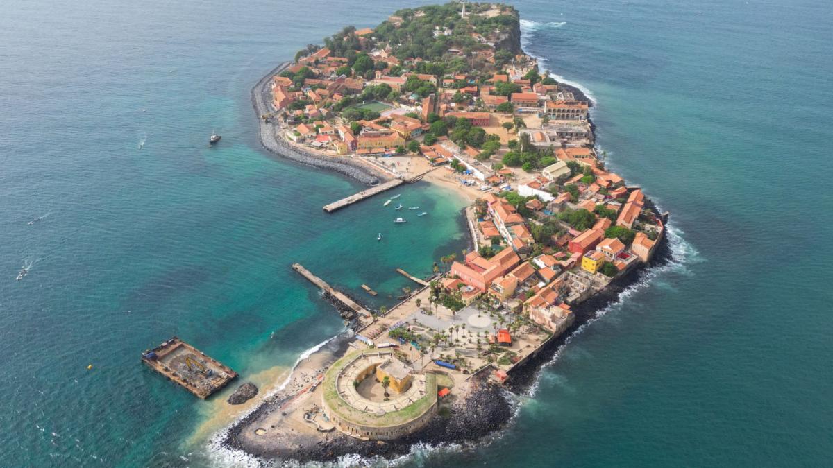 goree ascunde una dintre cele mai rusinoase povesti din istoria omenirii cum arata insula superba unde afla poarta fara intoarcere