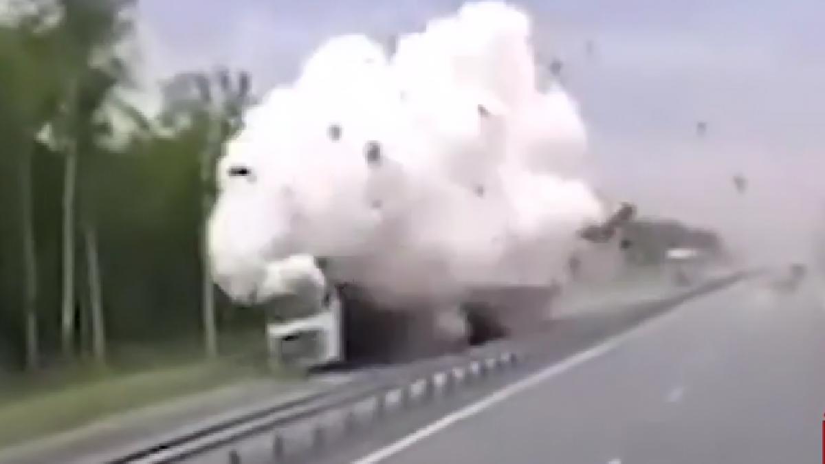 momentul in care o cisterna plina cu dioxid de carbon este spulberata pe autostrada un om a murit si doi sunt grav raniti
