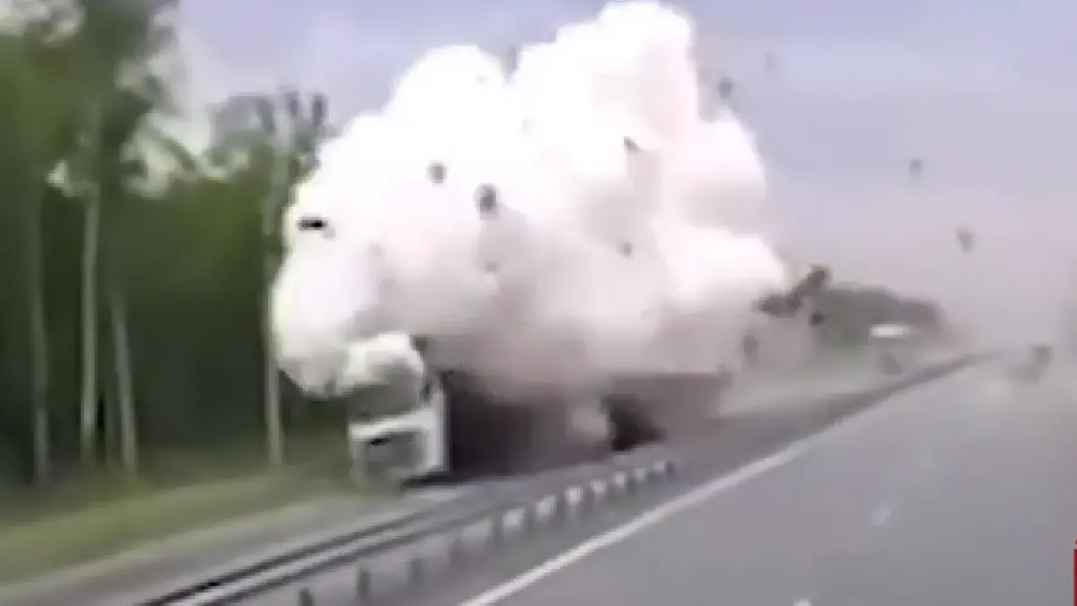 momentul in care o cisterna plina cu dioxid de carbon este spulberata pe autostrada un om a murit si doi sunt grav raniti