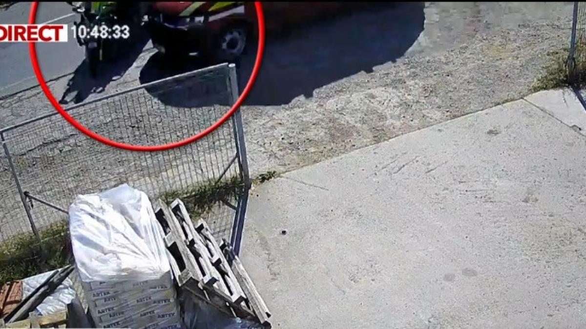 o ambulanta a lovit in plin un scuter in iasi momentul impactului a fost surprins de o camera de supraveghere