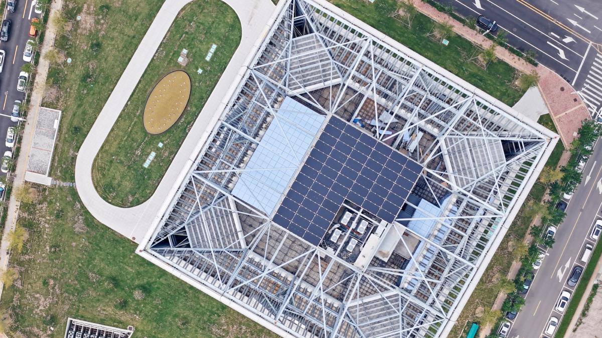 prima cladire ultra zero carbon din lume a fost inaugurata cum arata ecosistemul inteligent cu 23 de etaje si fatade solare