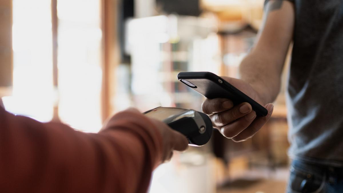 situatia absurda in care a ajuns un barbat dupa o plata cu telefonul esuata acum sotia mea stie totul