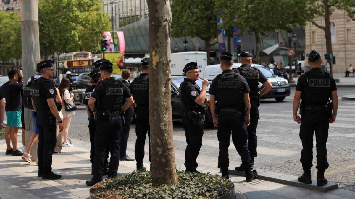 un barbat a intrat cu masina intr o multime de oameni in franta un om a murit si alti cinci au fost raniti doi sunt in stare grava