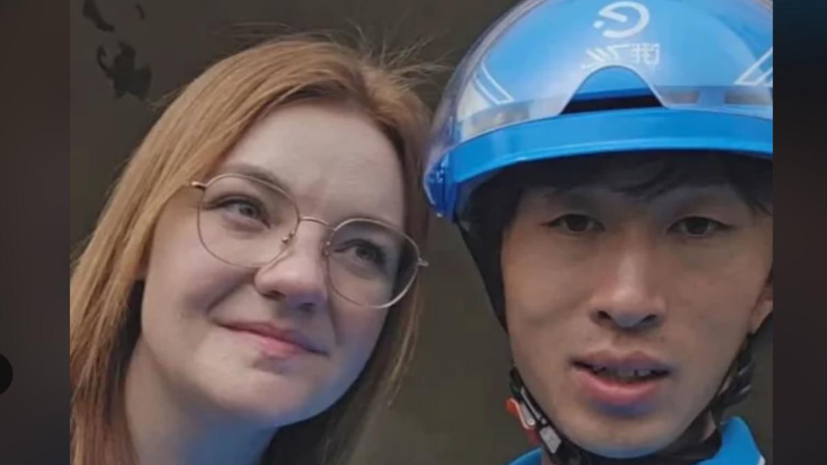 un livrator care nu stia engleza i a spus te iubesc unei profesoare in lift cinci luni mai tarziu s au casatorit