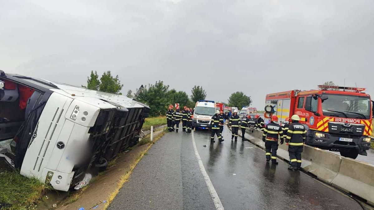 accident grav in dumbrava un autocar cu 30 de pasageri s a rasturnat a fost activat planul rosu