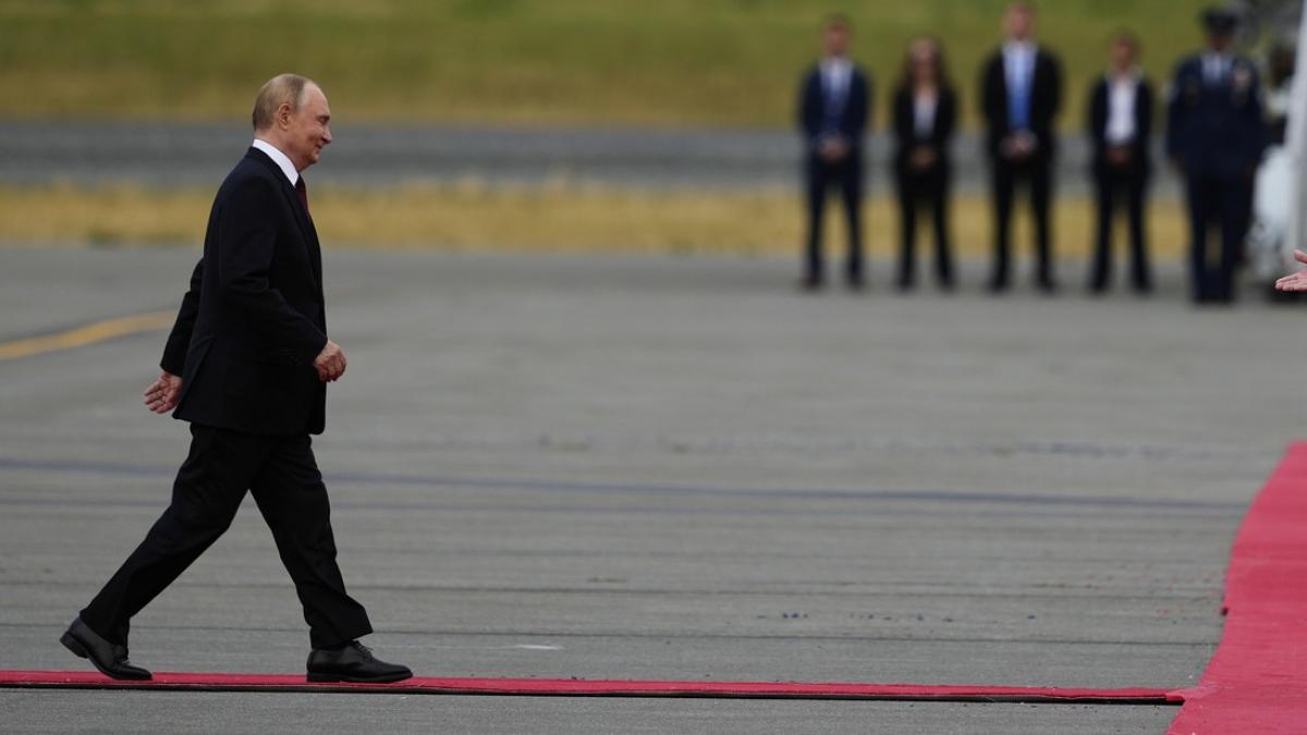 care este motivul pentru care putin merge cu bratul drept aproape nemiscat dezvaluirile unui fost ministru britanic