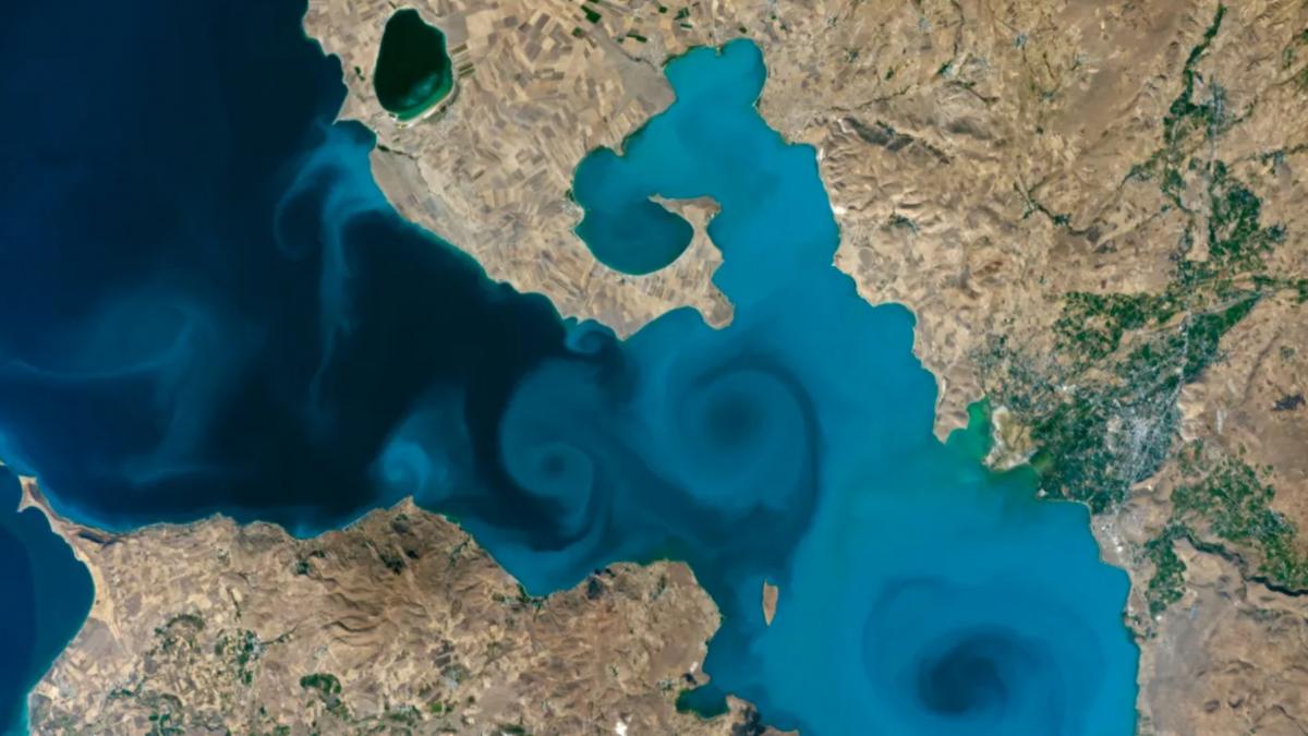 cel mai mare lac alcalin din lume considerat o bijuterie naturala unica van nu ingheata iarna desi este la peste 1 640 m inaltime