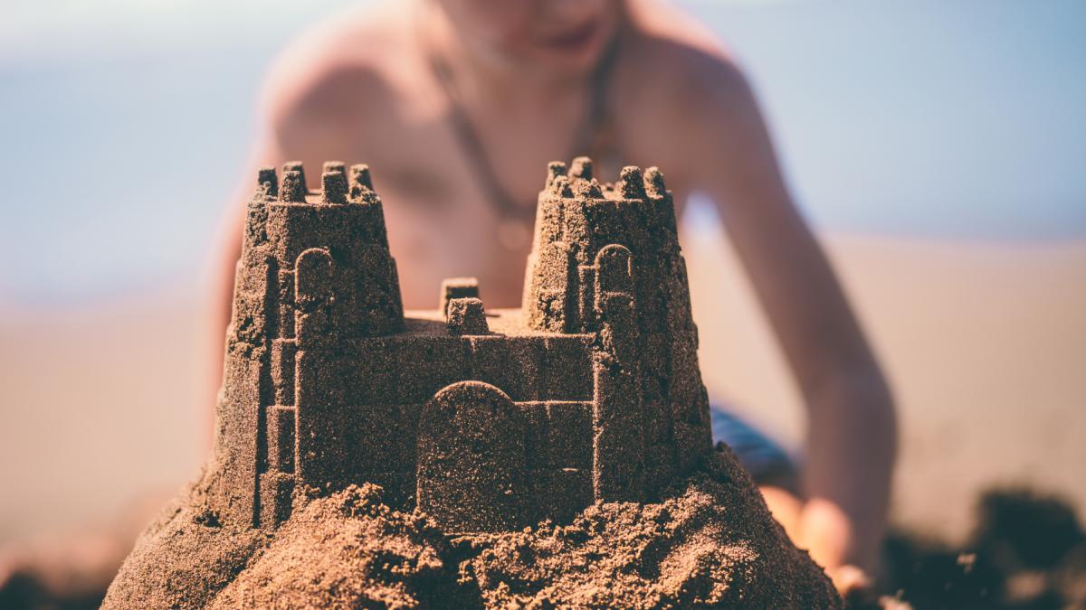 7 000 de euro amenda sau 6 luni de inchisoare destinatii turistice populare din ue interzic castele de nisip sau pantofii zgomotosi