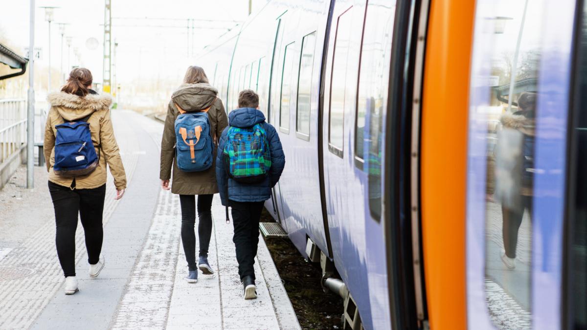 ce gratuitati si reduceri au elevii la calatoriile cu trenul regulile pentru bilete si abonamente cfr in noul an scolar 2025 2026