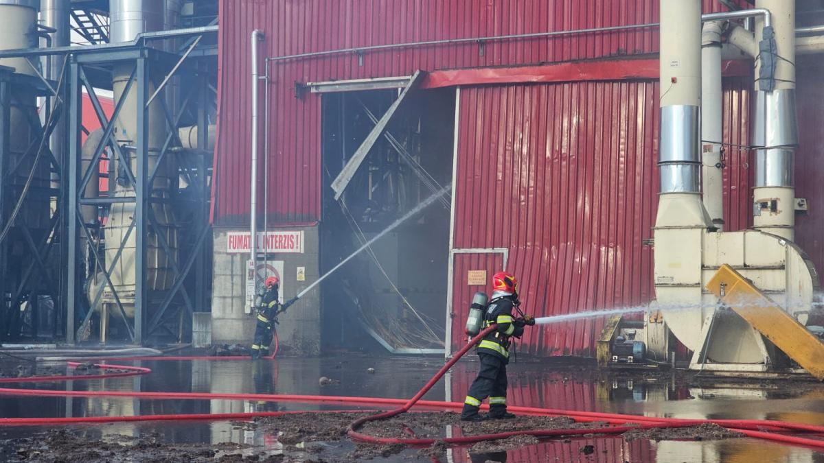 explozie urmata de incendiu la fabrica de pal din sebes doi oameni ar fi raniti a fost activat planul rosu de interventie
