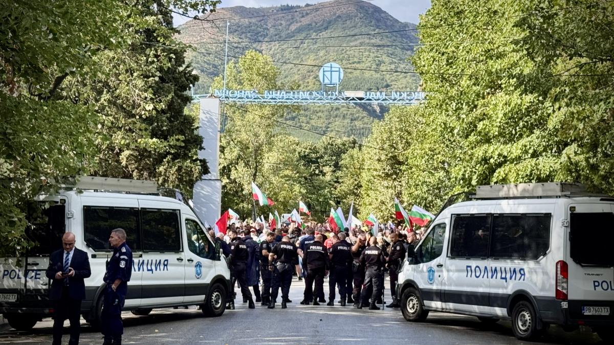 extremistii bulgari pro rusi au atacat masina in care credeau ca se afla ursula von der leyen la vizita acesteia in bulgaria