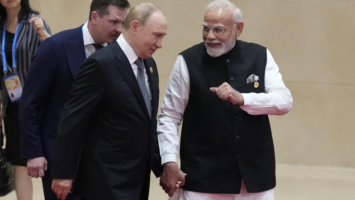 imagini spectaculoase cu vladimir putin si narendra modi tinandu se de mana la summitul din china