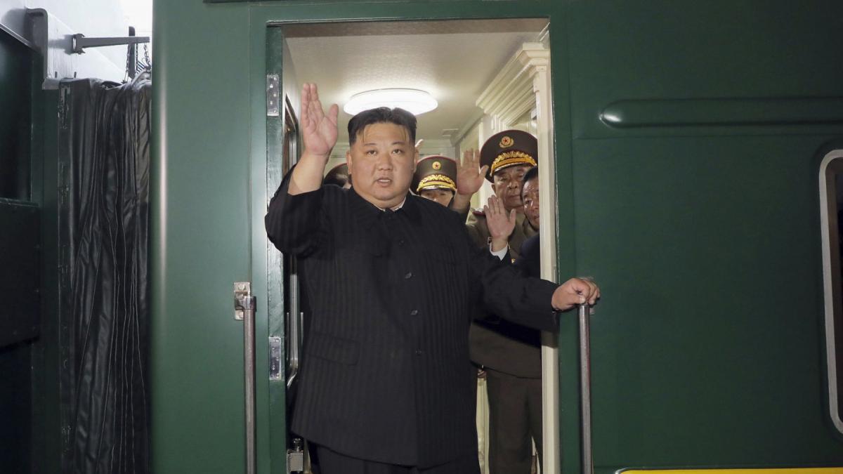 kim jong un a plecat in china cu un tren blindat care are 90 de vagoane calatoria va dura 24 de ore