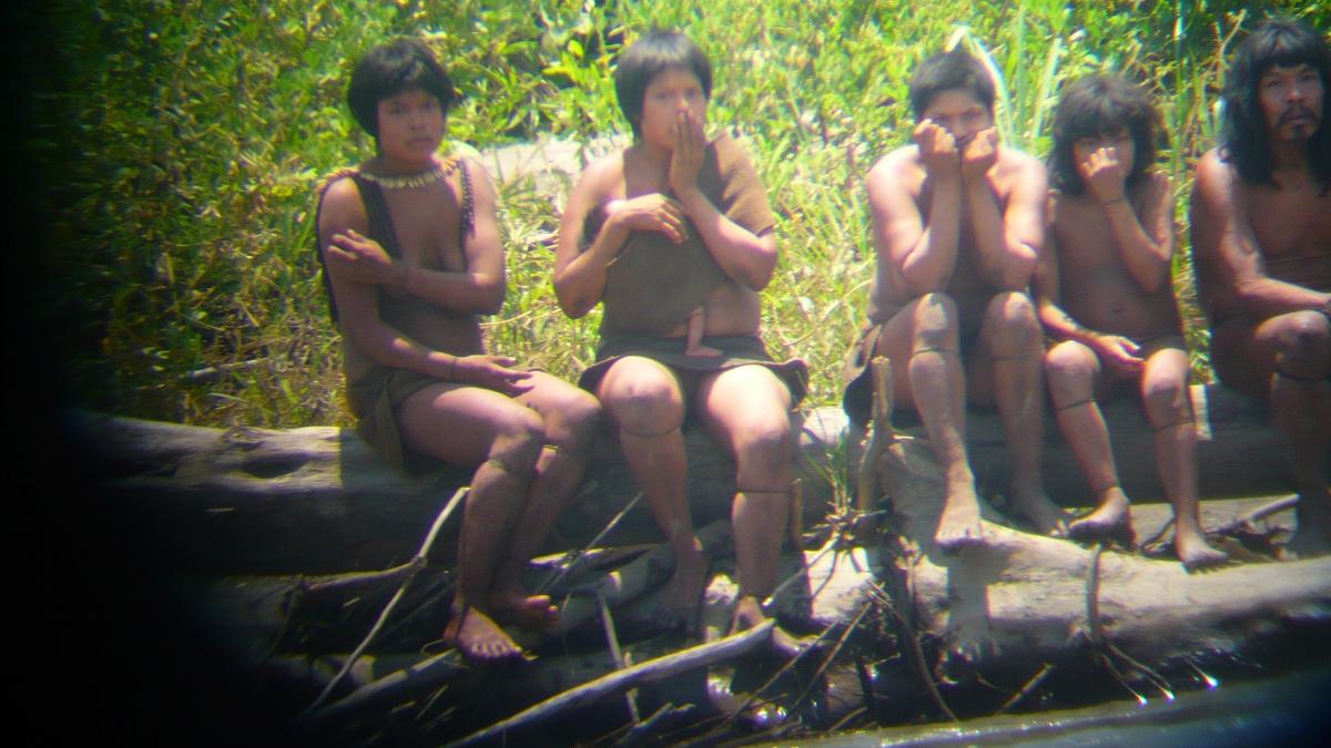 lumea este ingrijorata pentru ca un trib complet izolat de restul lumii a inceput sa intre in contact cu strainii sunt in pericol