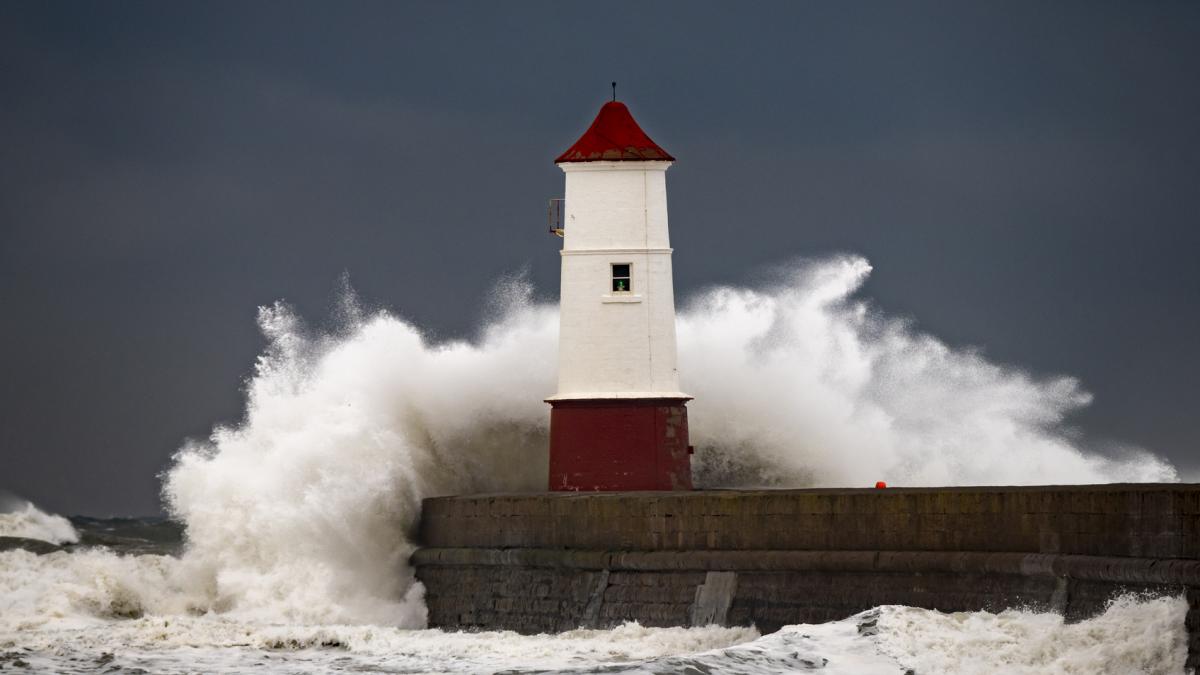 valuri mari care se sparg intr un far pe coasta