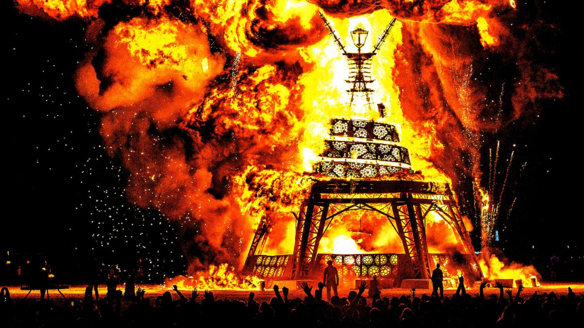 un barbat a fost gasit mort la celebrul festival burning man zacea intr o balta de sange