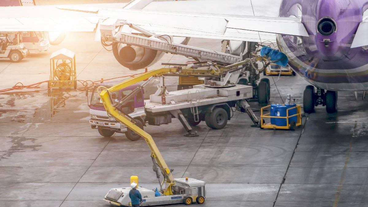 uniunea europeana ia in calcul amanarea cu 10 ani a taxelor pentru carburantii folositi de avioane si nave