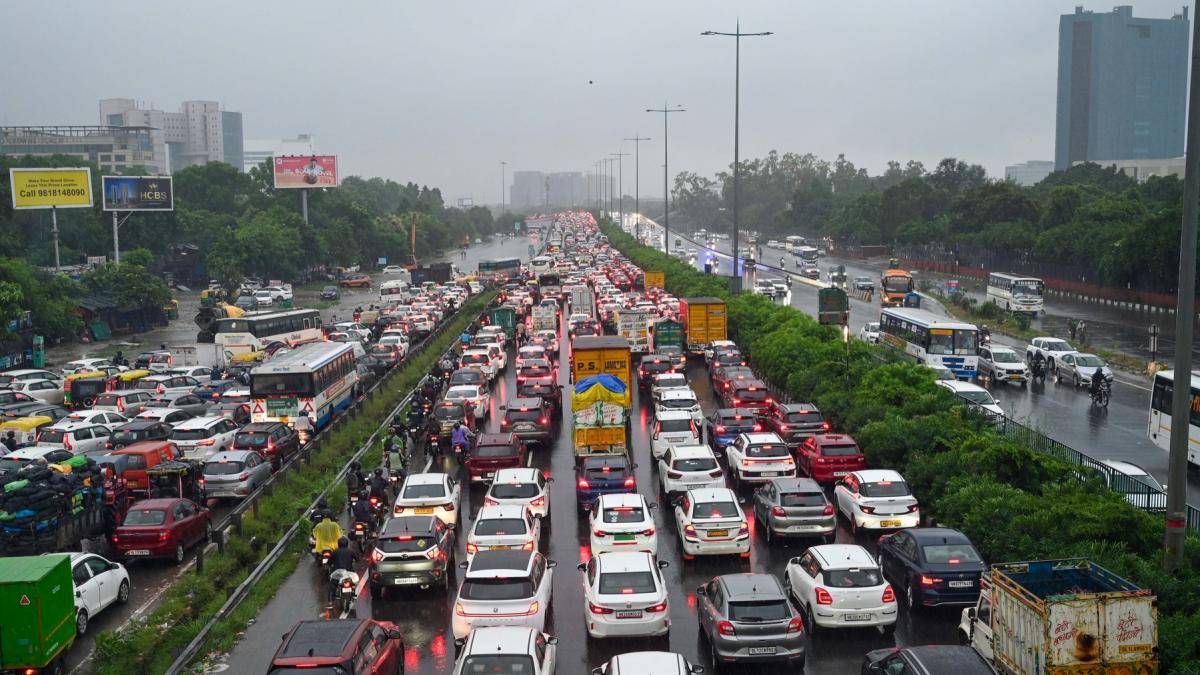 ambuteiaj masiv provocat de ploi torentiale mii de soferi au stat blocati opt ore in trafic intr o suburbie luxoasa a delhiului