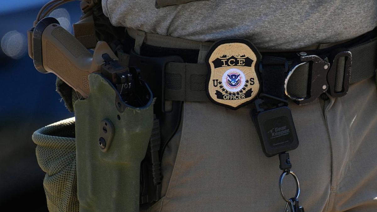 armata privata a lui trump se recruteaza 10 000 de ofiteri de imigrare cu bonus de angajare de 50 000 de dolari